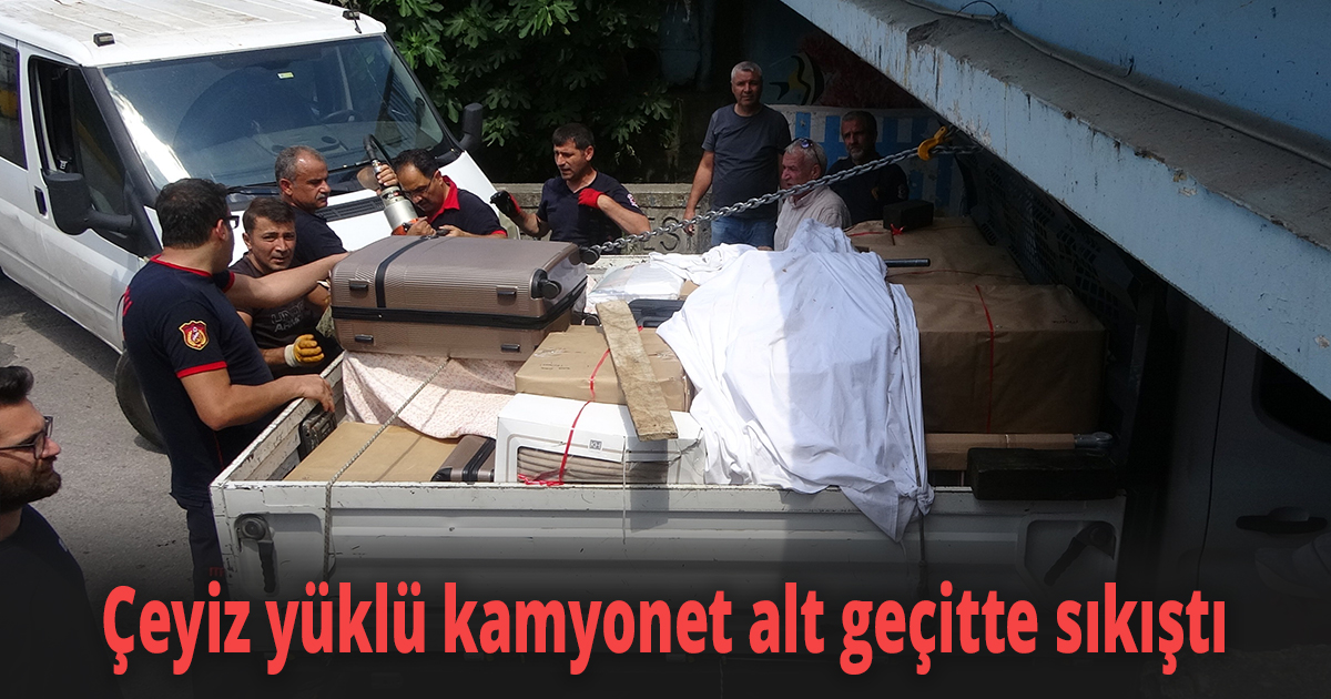 Çeyiz yüklü kamyonet alt geçitte sıkıştı