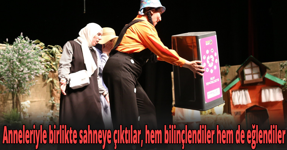 Anneleriyle birlikte sahneye çıktılar