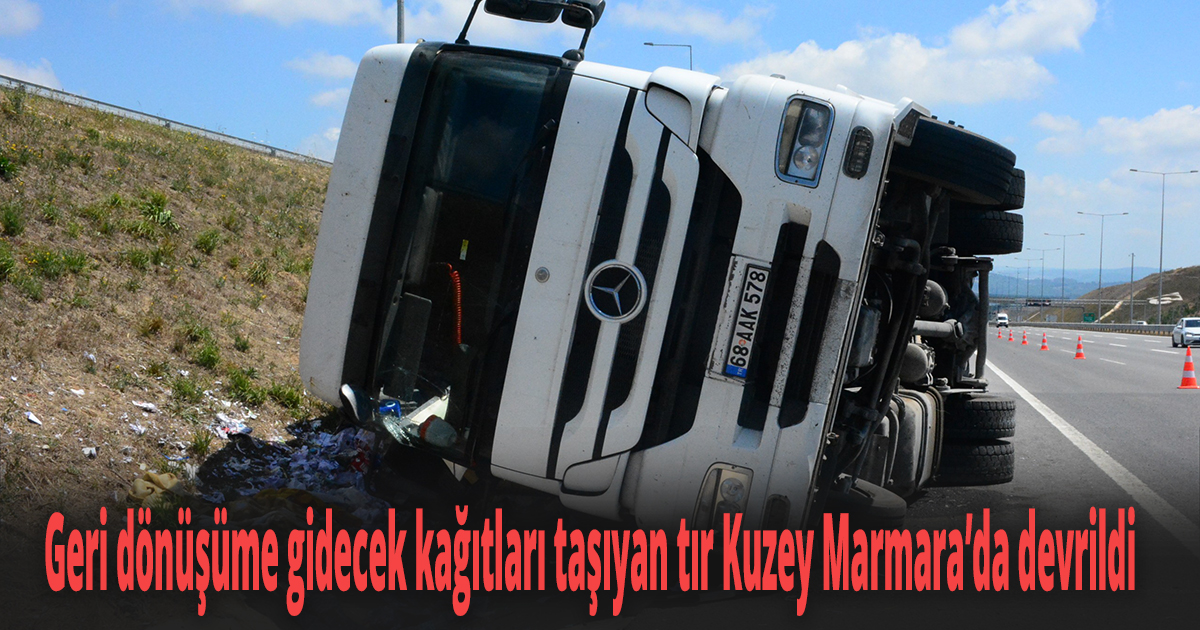 Geri dönüşüme gidecek kağıtları taşıyan tır Kuzey Marmara’da devrildi