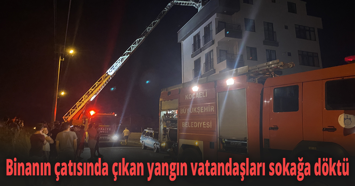 Binanın çatısında çıkan yangın vatandaşları sokağa döktü