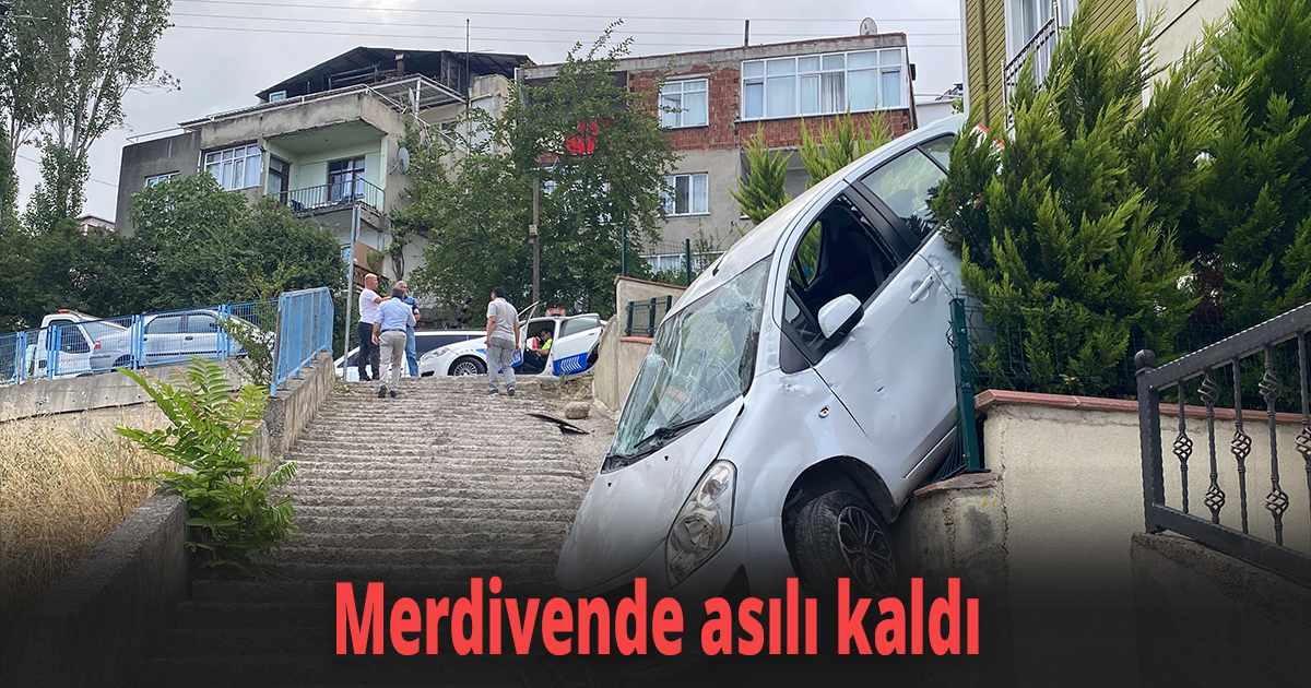 Otomobili ile merdivenlerden inen sürücü, kazayı yara almadan atlattı
