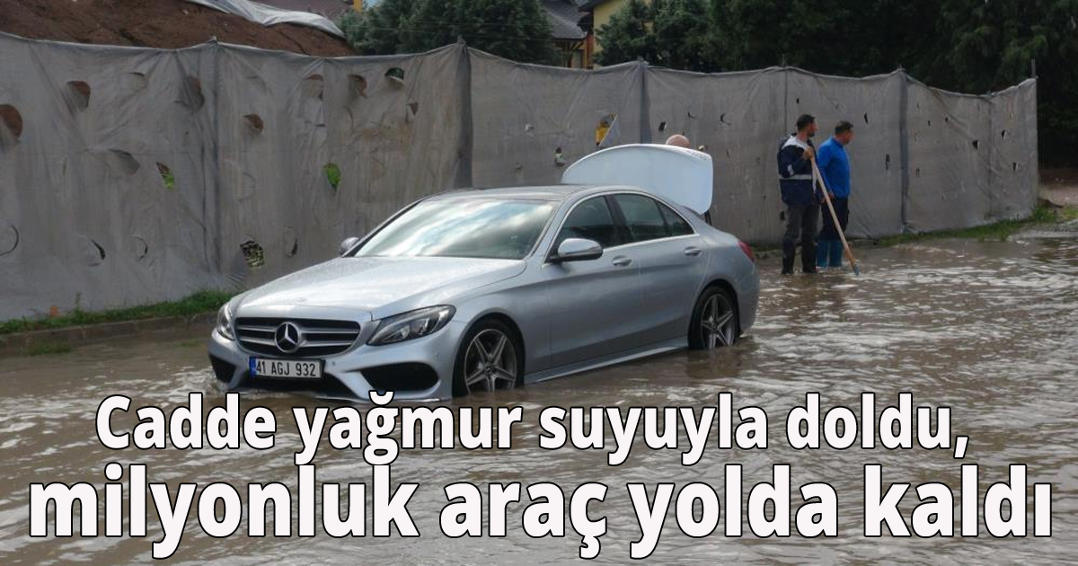 Cadde yağmur suyuyla doldu, milyonluk araç yolda kaldı