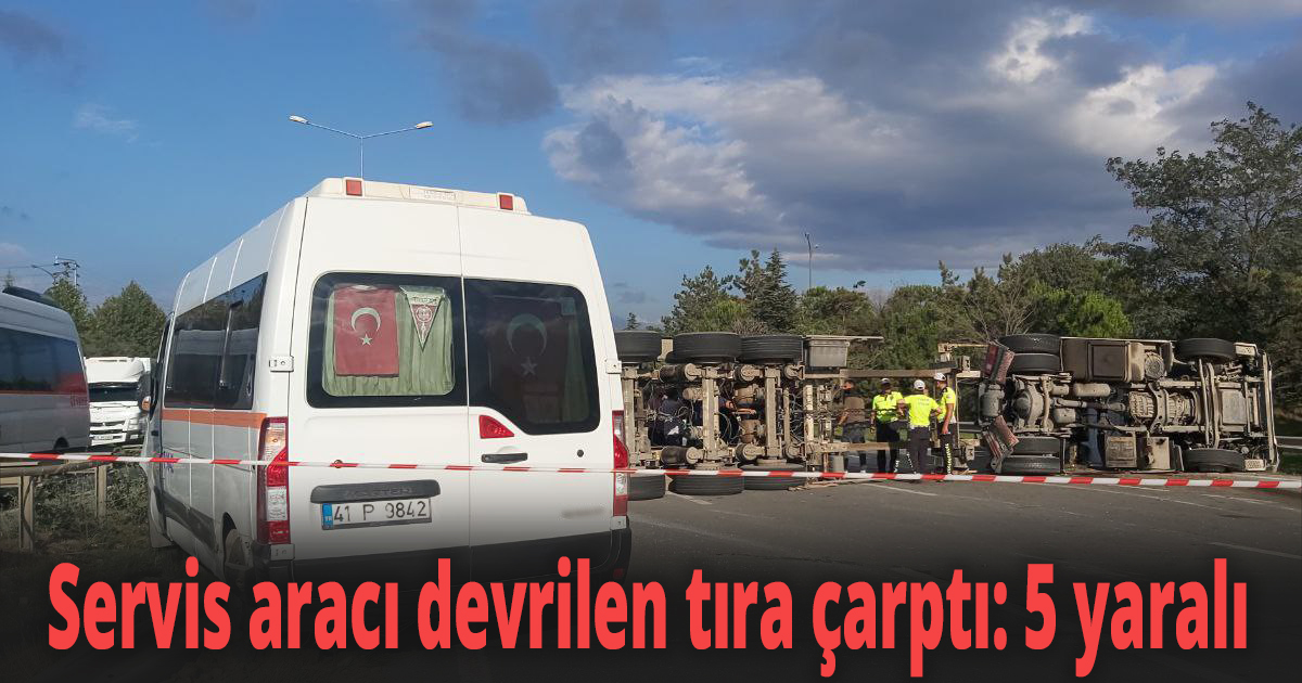 Servis aracı devrilen tıra çarptı