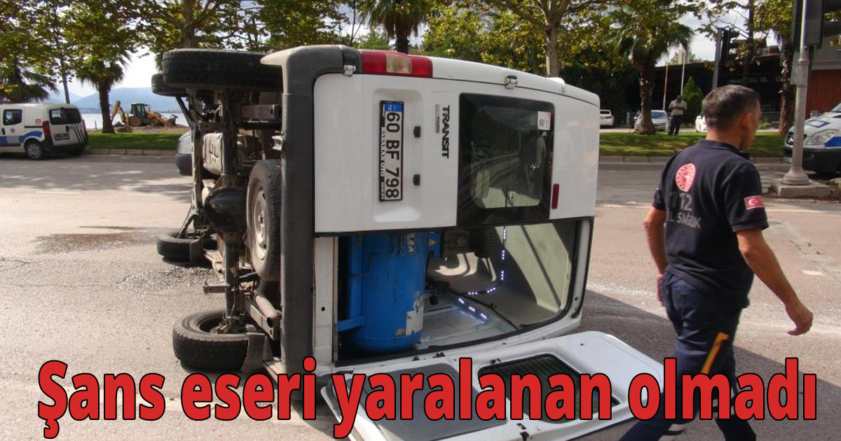 Otomobille çarpışan minibüs devrildi, şans eseri yaralanan olmadı