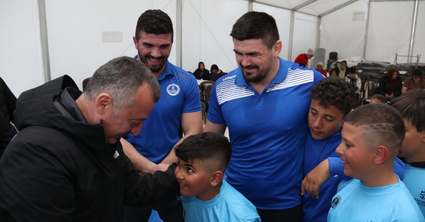 Depremzede çocuklar başpehlivanları tuş etti