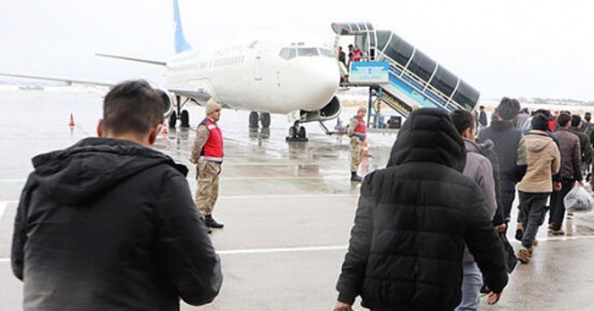 12 kaçak göçmen sınır dışı edildi