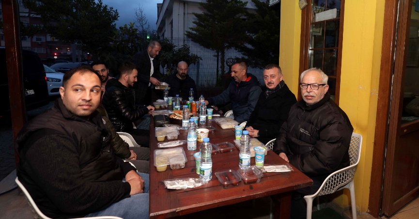 Başkan Büyükakın, Adalet Taksi durağında iftarını açtı