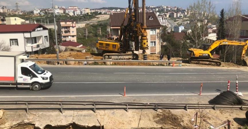  Feribot yolu üstgeçidinde kazıklar çakılmaya başlandı