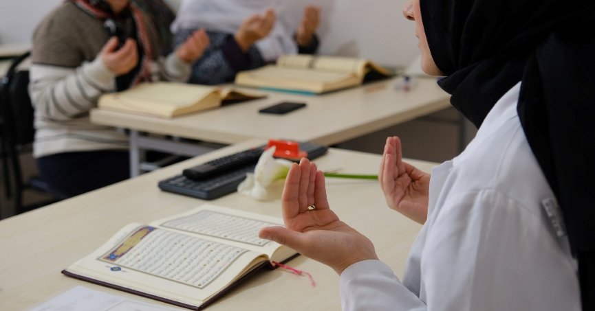 Dualar depremde hayatını kaybedenler için