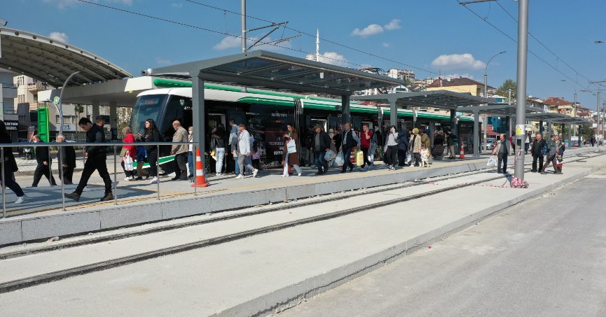 Tramvayda ücretsiz binişler devam ediyor