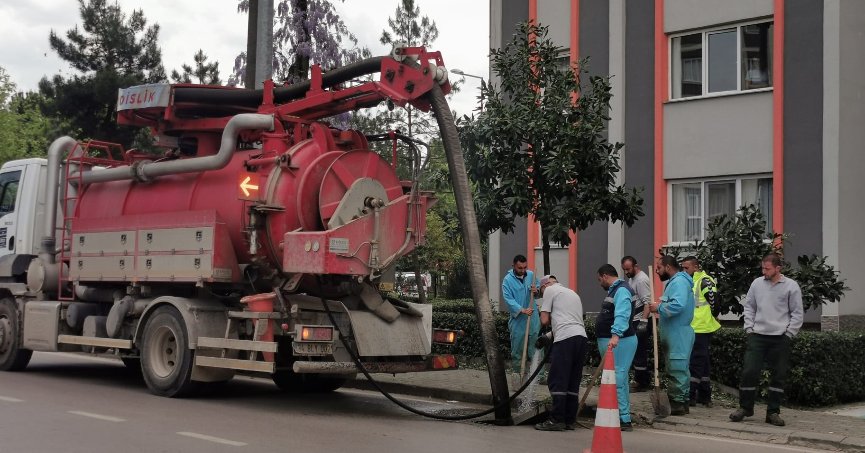 İSU, YAĞMUR ÖNCESİ MAZGAL VE IZGARA TEMİZLİKLERİ YAPIYOR