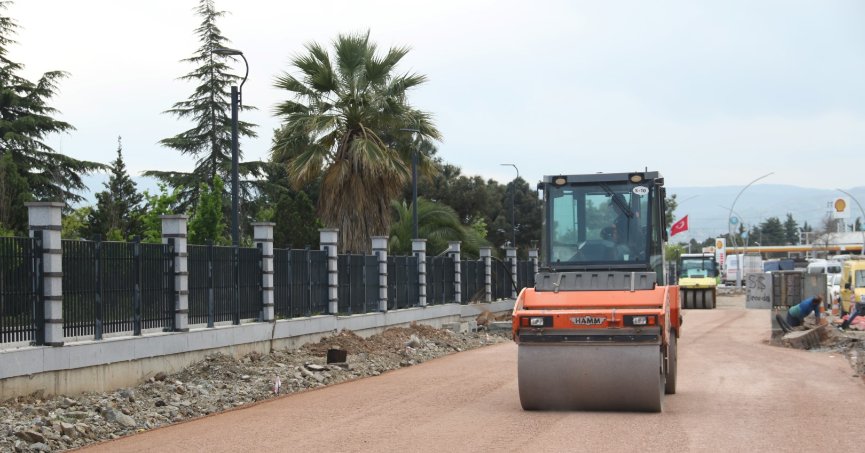 Derince Millet Bahçesi çevresine  asfalt ve yaya kaldırımı