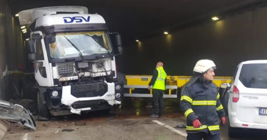 Tünel girişindeki kaza trafiği felç etti