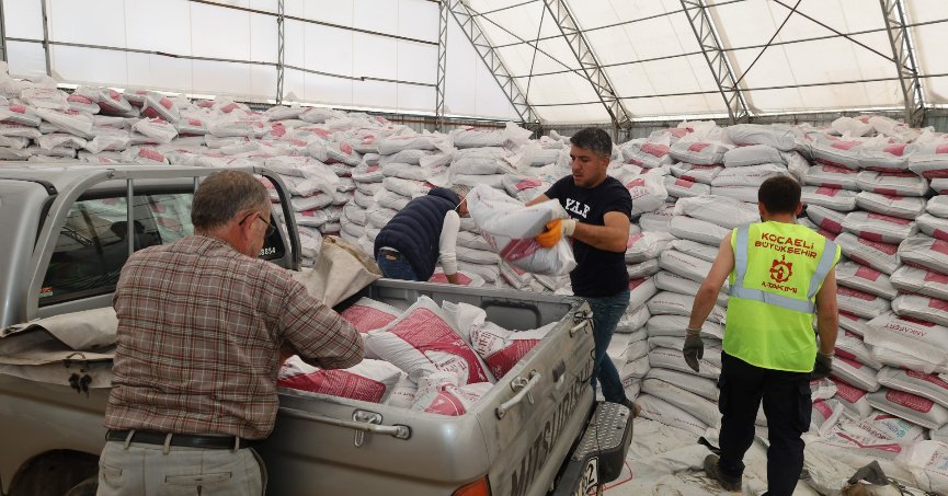 Büyükşehir’den çiftçilere yüzde 50 hibeli gübre dağıtımı sürüyor