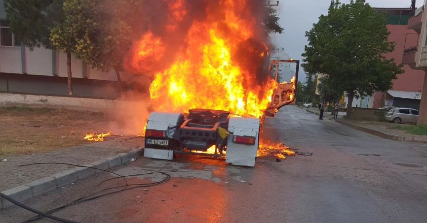 Park halindeki çekici alev alev yandı