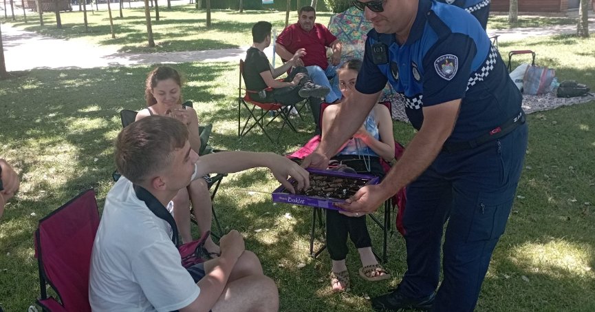 Zabıtadan tatilcilere çikolata ikramı