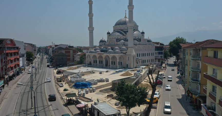 Altı otopark, üstü meydan