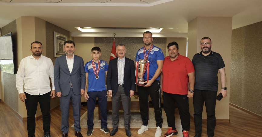 Başkan Büyükakın pehlivanları ağırladı