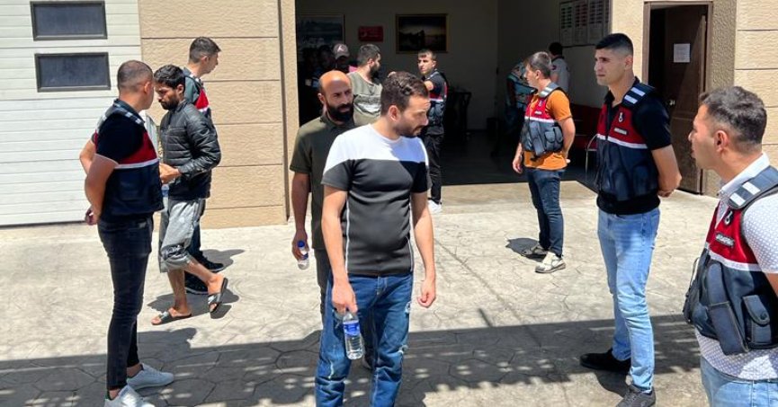 12 kaçak göçmen sınır dışı edildi