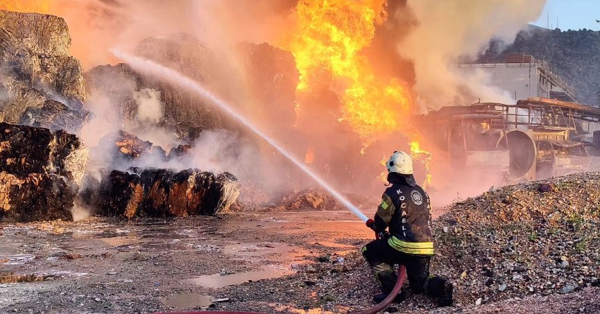 Kartepe’de geri dönüşüm fabrikasında yangın