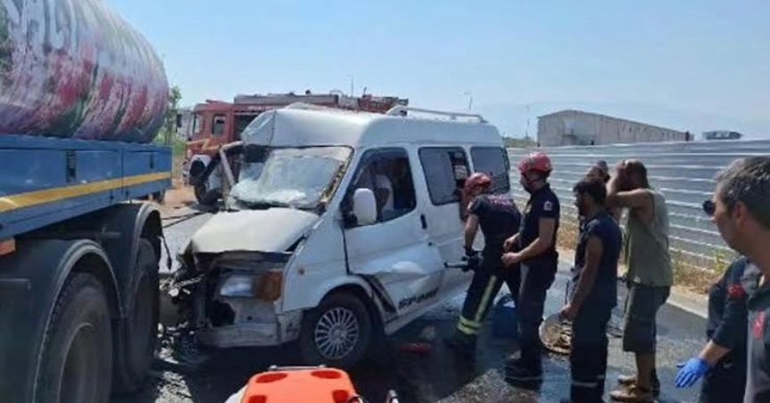 Minübüs sulama aracına arkadan çarptı