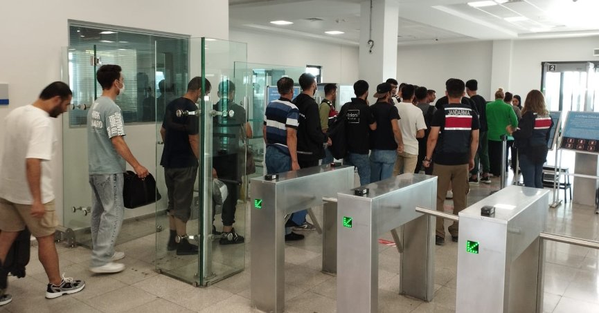 Kocaeli'de 24 düzensiz göçmen sınır dışı edildi