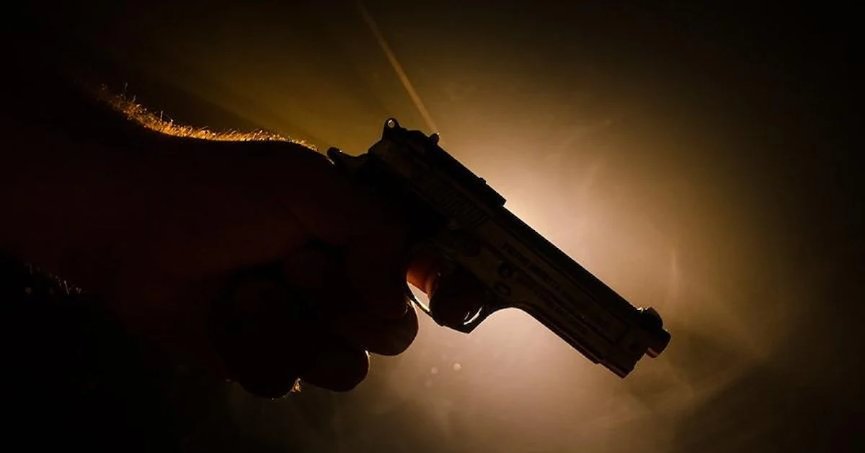 Sokak ortasında kadını başından vurarak öldürüp intihar etti