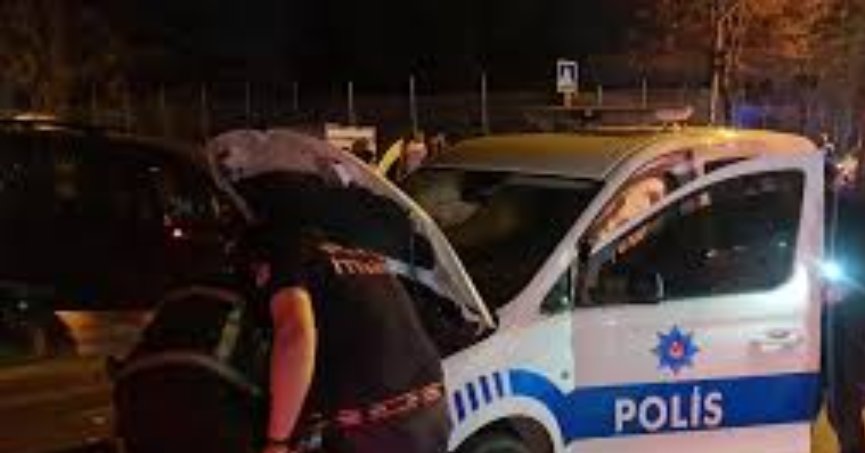 Kamyonet polis aracını biçti