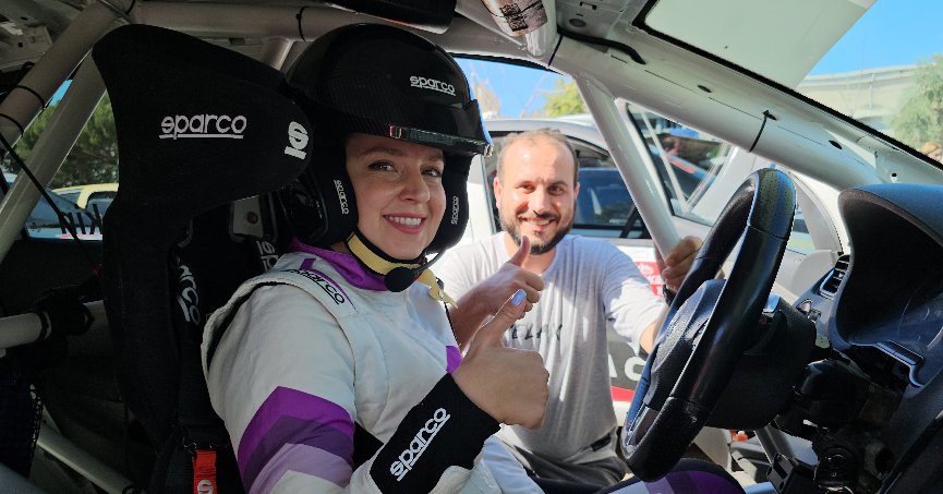 Bir eli direksiyonda, diğer eli gaz ve frende