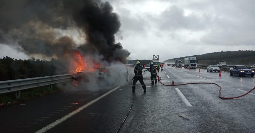 Kuzey Marmara Otoyolunda 2 otomobil alev topuna döndü