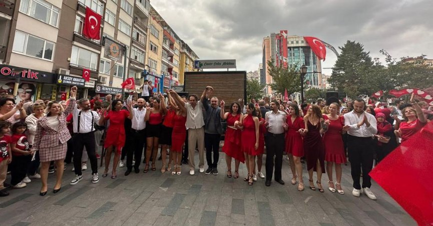 Yüzüncü yıl anı tahtasına imzalarını attılar.