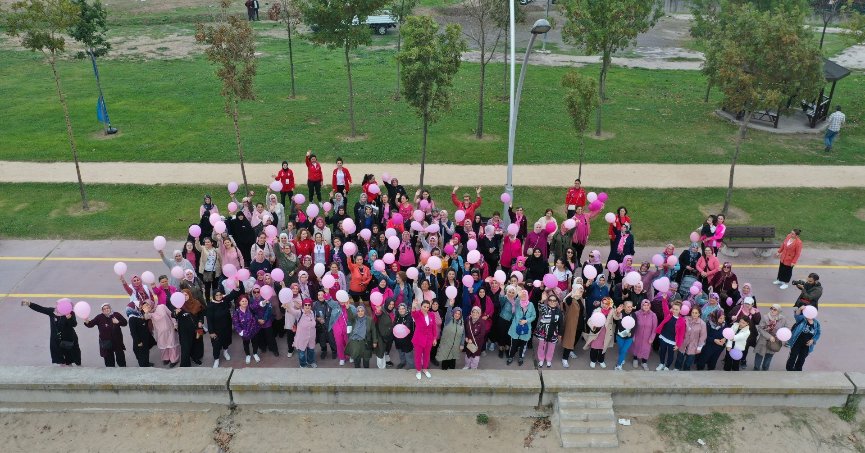 Kadınlardan pembe balonlarla farkındalık yürüyüşü