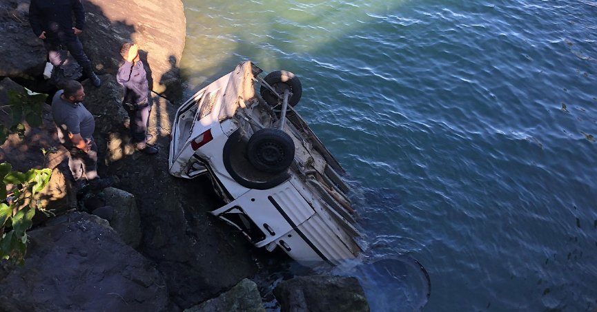 Hafif ticari araç denize uçtu!