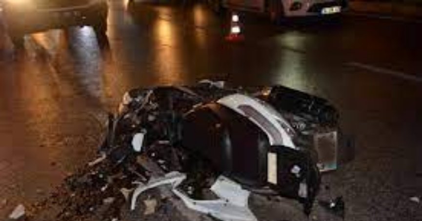 Motosikletiyle refüje çarpan sürücü öldü