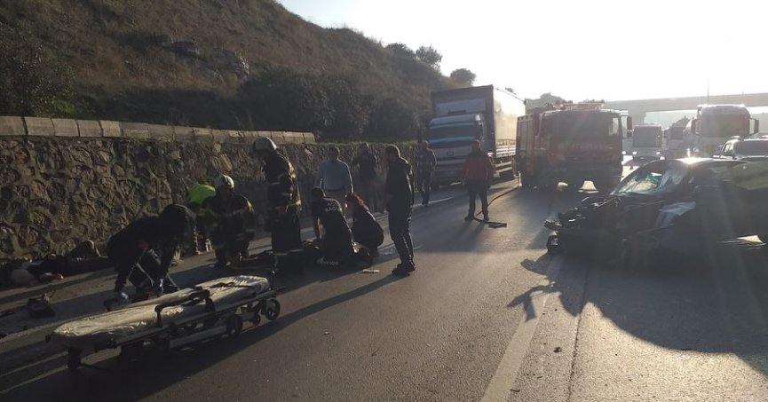 Otomobil Tıra çarptı, 3 kişi yaralandı