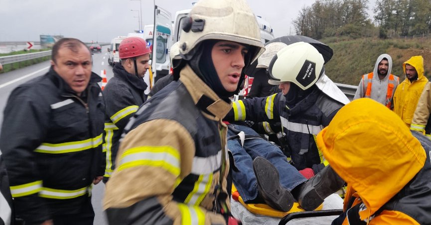 İşçi servisi ile ticari araç çarpıştı