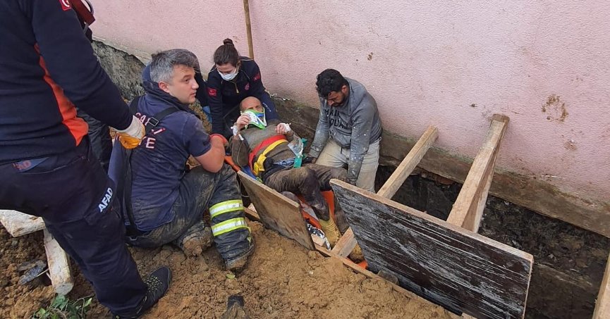 Boğazına kadar toprağa gömülen işçiyi itfaiye ekipleri kurtardı