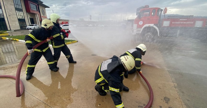 Acil durum ekiplerine Büyükşehir İtfaiyesinden eğitim