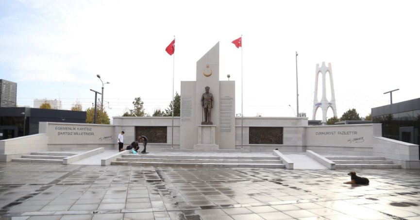 Kent Meydanındaki tören alanında düzenleme