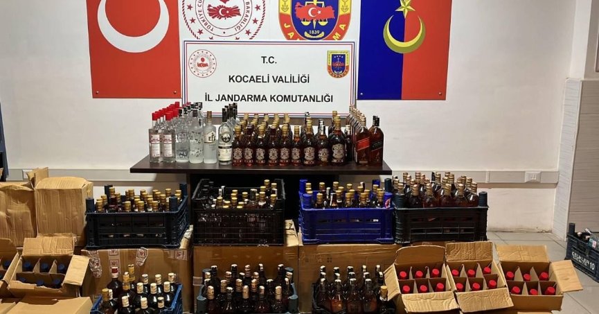 Jandarma yüzlerce şişe sahte içki ele geçirdi