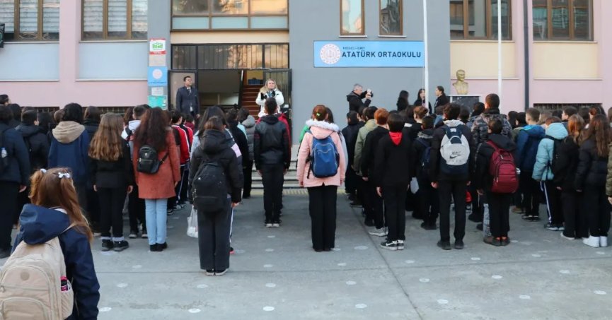 Öğrencilerden şehitler için saygı duruşu