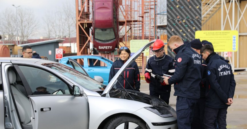 Büyükşehir İtfaiyesine elektrikli araç yangınları eğitimi