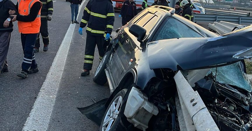 Lüks araç bariyerlere girdi