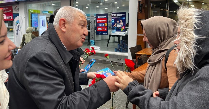 İYİ Parti adayı Sadık Güvenç 8 Mart dünya kadınlar gününde 8 bin gül dağıttı