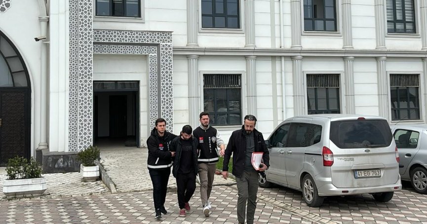 Abisini boğazını keserek öldürdü