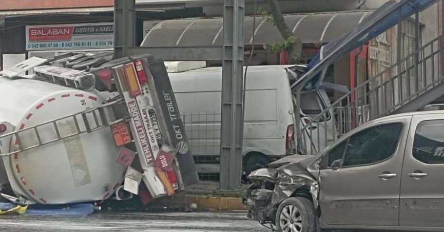 Benzin yüklü tanker devrildi,karayolu trafiğe kapatıldı