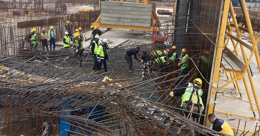 Gübretaş fabrikası inşaatında demir kalıbı devrildi