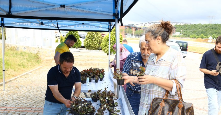 Büyükşehirden arife günü mezarlıklarda çiçek dağıtımı