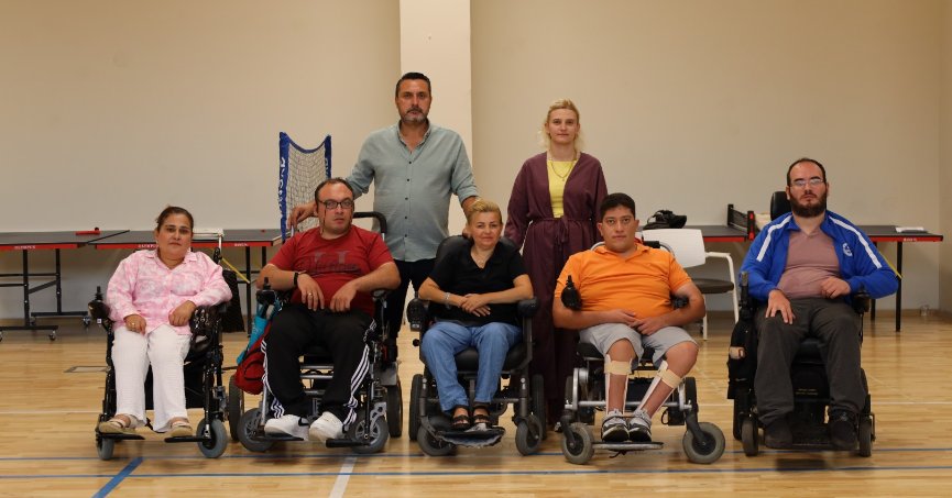 Tekerlekli sandalyeli zeybek ekibi sahneye çıkıyor