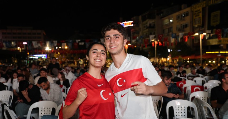 Ay-Yıldızlı coşku meydana sığmadı